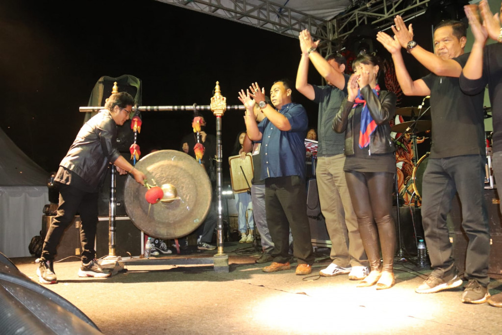 Fasilitasi UMKM dan Kegiatan Seni, Bupati Giri Prasta Buka Carangsari Festival